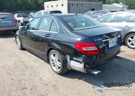 2014 Mercedes-Benz C 300 Luxury 4Matic/Sport 4Matic z USA, uszkodzony, nr VIN WDDGF8AB1EG243395